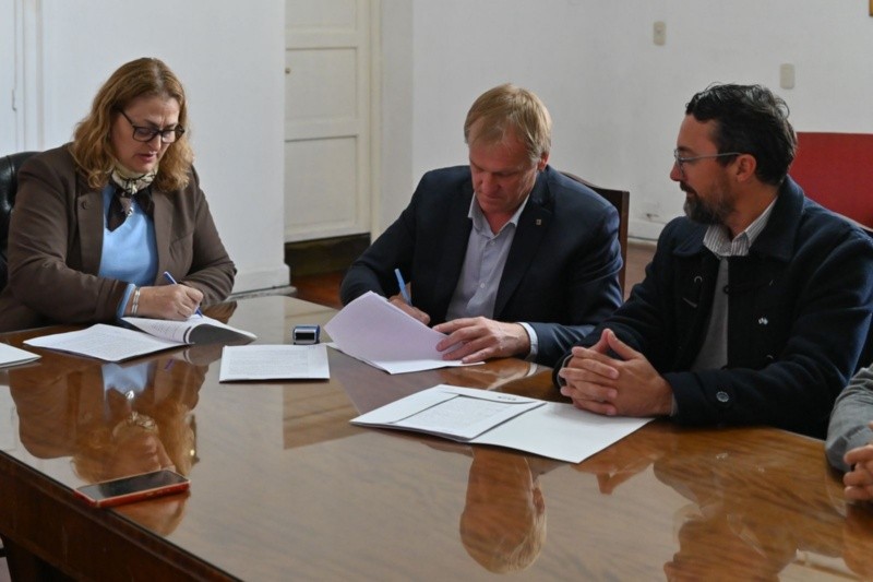 La ministra Ciancio firmando el convenio con autoridades de la UTN.