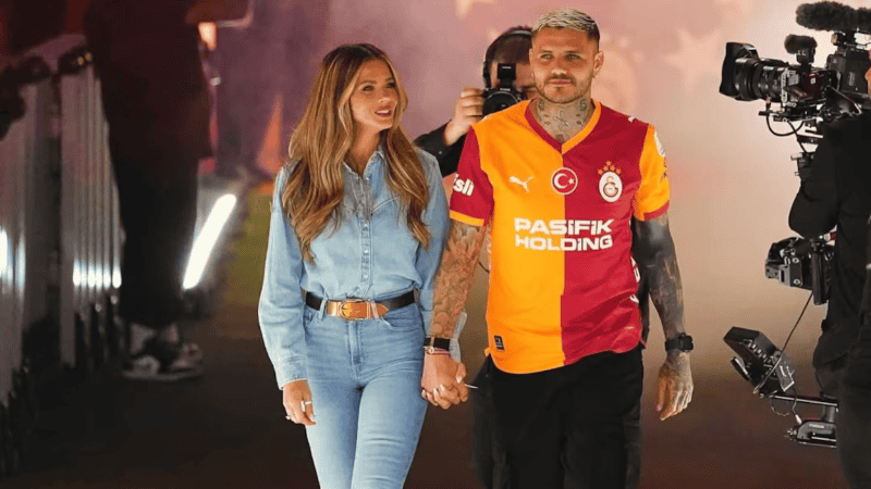 Icardi la abrazó y juntos caminaron hacia el campo, donde el delantero fue recibido como un verdadero ídolo.