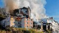 Un histórico hotel de Bariloche ubicado frente al Nahuel Huapi quedó destruido por un incendio.