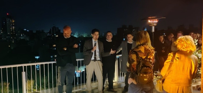 &nbsp;El acto de entrega de departamentos, en la terraza de Lagos y 9 de Julio