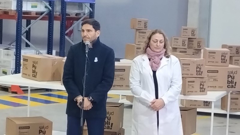 Maximiliano Pullaro estuvo presente en el primer envío de medicamentos.&nbsp;