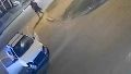 El auto que se fuga dejando a los motociclistas heridos.