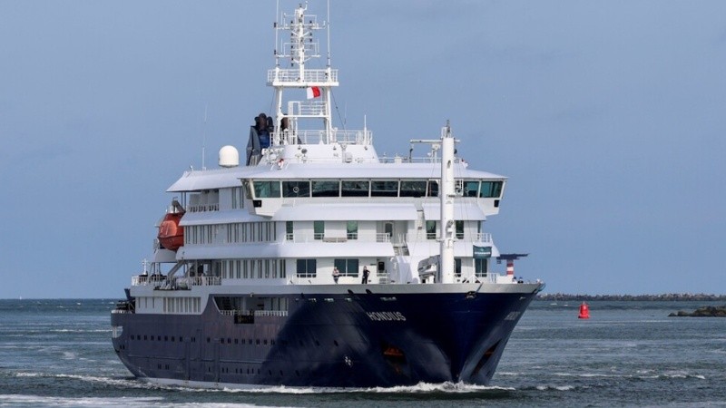 El crucero neerlandés llegó este lunes al Puerto de Róternam donde será sometido a tareas de limpieza y desinfección.