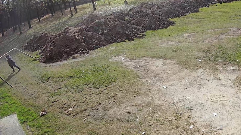 La persona que dice haber comprado el terreno empezó las obras y sacó el arco de la canchita de fútbol.