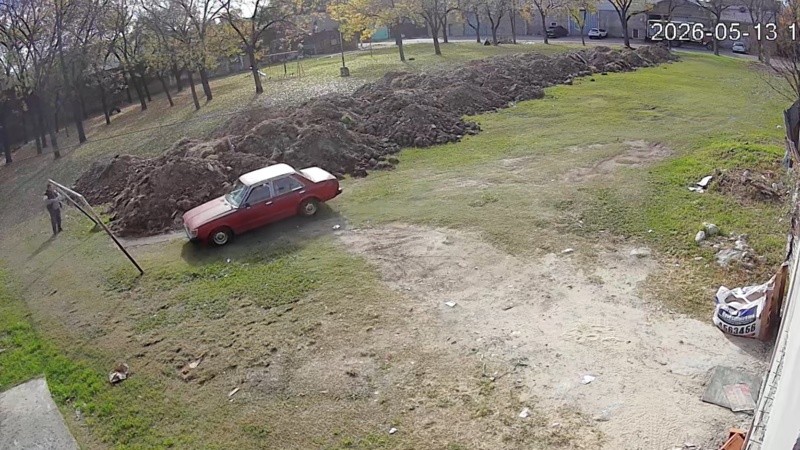 El supuesto comprador de la plaza empezó con las obras y retiró los arcos de la canchita de fútbol.
