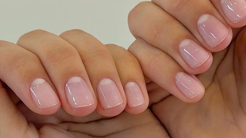 La técnica combina cuidado y estética para lograr manos impecables sin perder naturalidad.