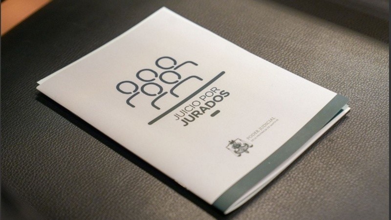 El Jurado se integra por sorteo público. Lo conforman doce ciudadanos que decidirán, en juicio oral y público por delitos penales, si un acusado es culpable o no lo es.