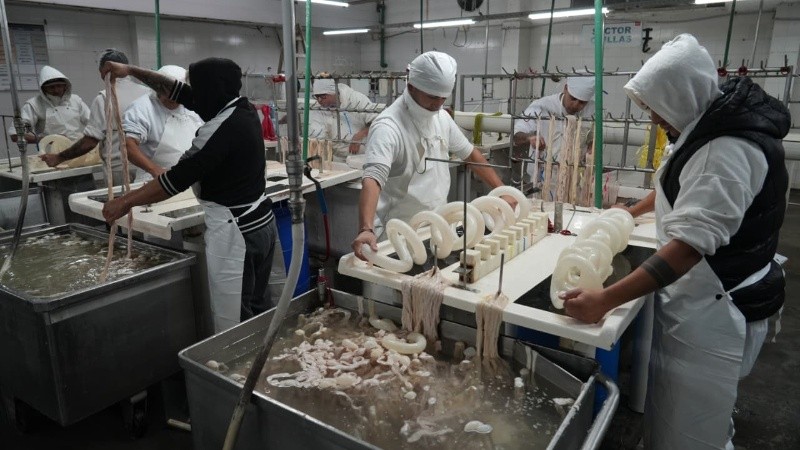 Los empleados buscan evitar el vaciamiento del frigorífico (Alan Monzón).