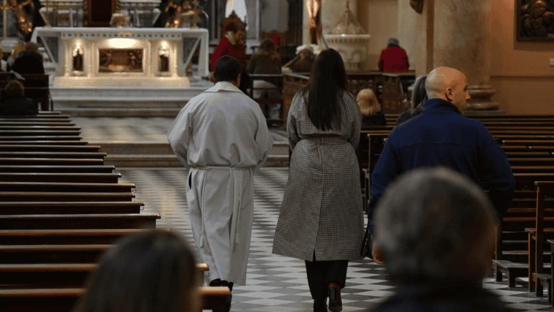 La vicepresidenta en el interior de la Catedral junto al padre Macerola (Alan Monzón).