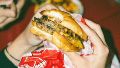 Hamburguesas simples, ricas y fáciles de comer, acompañadas por una experiencia estética y social que va más allá del plato.