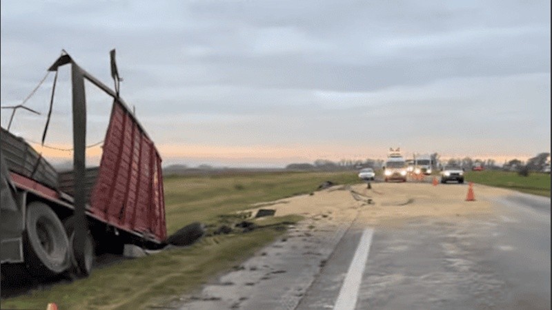 Tránsito cortado a la primera hora de la mañana en la autopista.