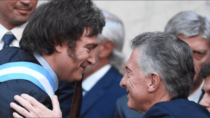 Macri se separa cada vez más de un Milei que pierde imagen positiva por el ajuste y los escándalos.