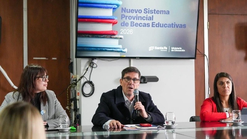 José Goity, junto con la secretaria de Gestión Territorial Educativa, Daiana Gallo Ambrosis, y la secretaria de Gestión de Recursos, Florencia González.