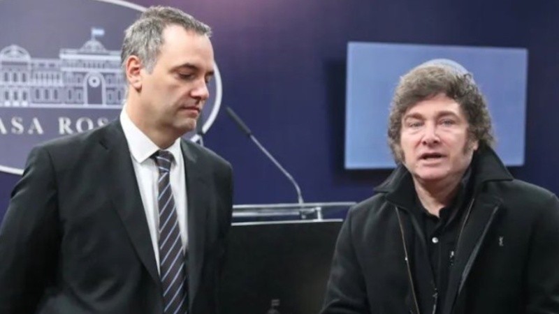 Manuel Adorni y Javier Milei.