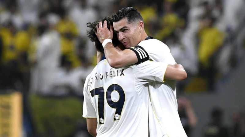 El abrazo de Ronaldo con su compatriota Joao Félix. (EFE)