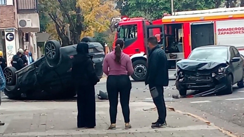 Uno de los coches quedó ruedas para arriba. (imagen El Tres)