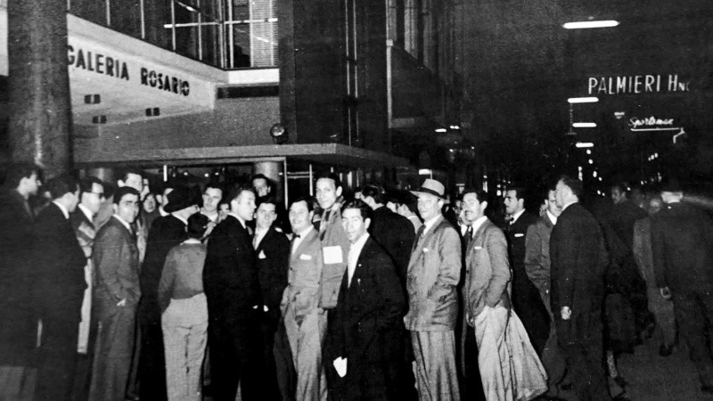Una vieja foto de un grupo de personas frente a la Galería Rosario (Foto: gentileza de Juan Cruz Davalle Gerkelis)
