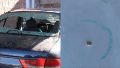 Algunos de los tiros dieron en un auto y en un portón.