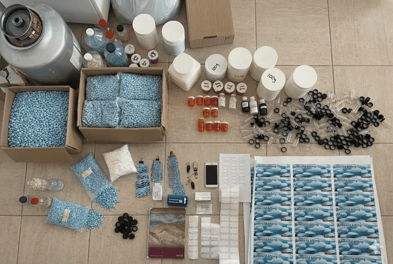 Detuvieron a un hombre que fraccionaba y comercializaba de forma precaria miles de medicamentos. (Foto: Policía de la Ciudad de Buenos Aires)&nbsp;