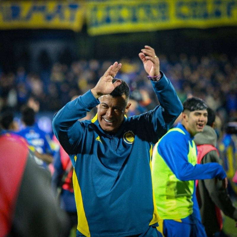 &nbsp;Después de algunos silbidos en la previa, Almirón disfrutó del 4 a 0 a UCV (Rosario Central Oficial)