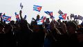 Personas asisten a un evento en apoyo al expresidente de Cuba Raúl Castro este viernes, en La Habana (Cuba).