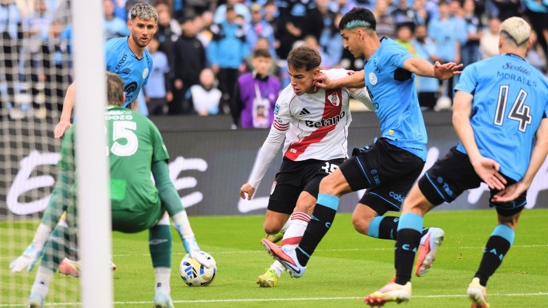 El inicio en el estadio Kempes, lleno de chances y emociones. (FotoBaires)
