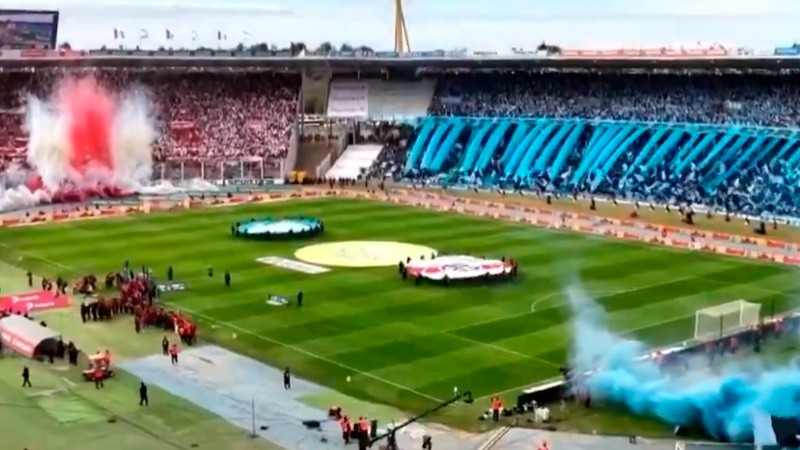 Parte del recibimiento en el Mario Alberto Kempes.