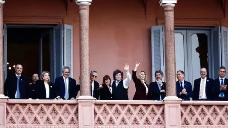 Javier Milei junto a una parte de su Gabinete en el balcón de la Casa Rosada.
