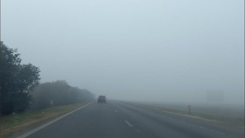 Se anuncia visibilidad muy reducida en rutas y autopistas.