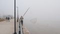 Un pescador se "pierde" en medio del gris que la niebla esparce en la ribera.