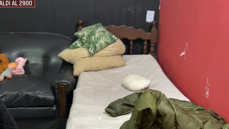 La pared del comedor donde impactaron algunas balas e hirieron al adolescente de 16 años.