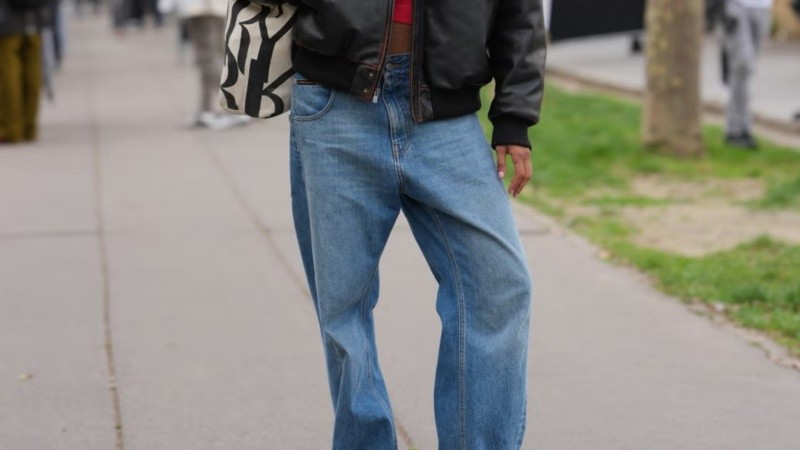 Con el ruedo doblado y un aire relajado pero chic, los jeans cuffed se convirtieron en uno de los favoritos de la temporada.