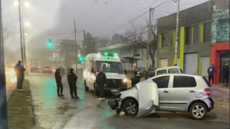 Fuerte choque en Mendoza y Donado en medio de una alerta por niebla.