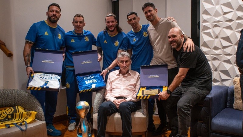 Broun, Ruben, Ledesma, Di María y Belloso, junto al Patón y su hijo (Rosario Central)