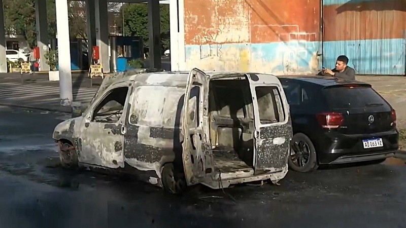 Así quedó el vehículo en 27 de Febrero y Avellaneda. (imagen El Tres)