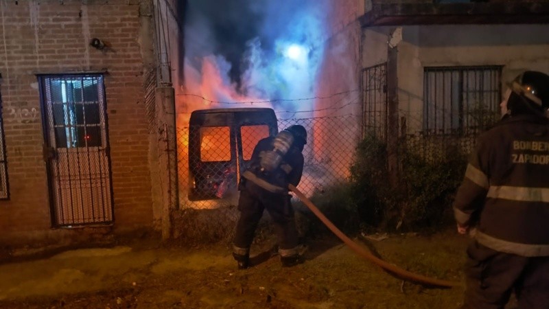 Zapadores trabajando en apagar la Fiorini incendiada.