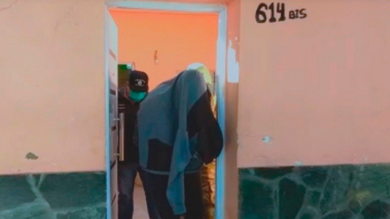Riquelme, antes de dejar su casa de Felipe Moré al 600 bis en abril de 2020, cuando fue detenido.