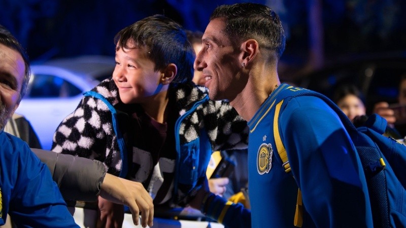 Di María posa con los chicos canallas que lo esperaban (rosariocentral).