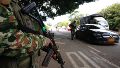 Integrantes de las Fuerzas Militares de Colombia custodian en un operativo de seguridad este miércoles, en Cali (Colombia).