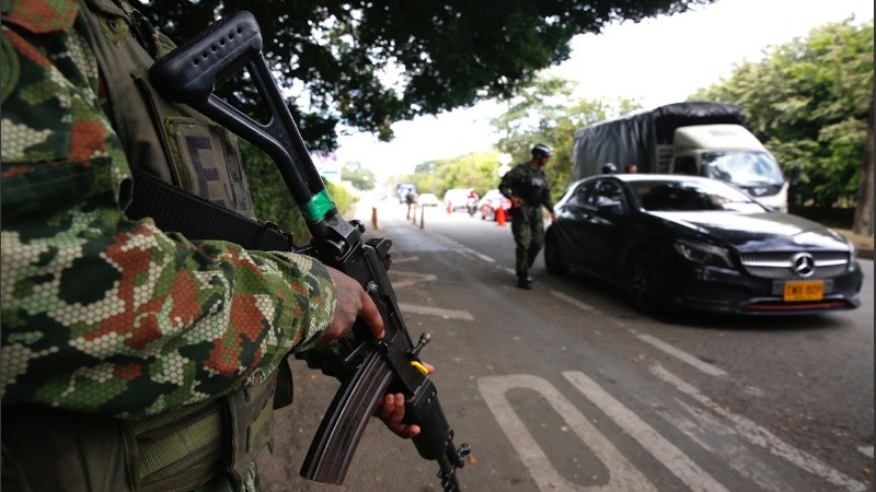 Integrantes de las Fuerzas Militares de Colombia custodian en un operativo de seguridad este miércoles, en Cali (Colombia).
