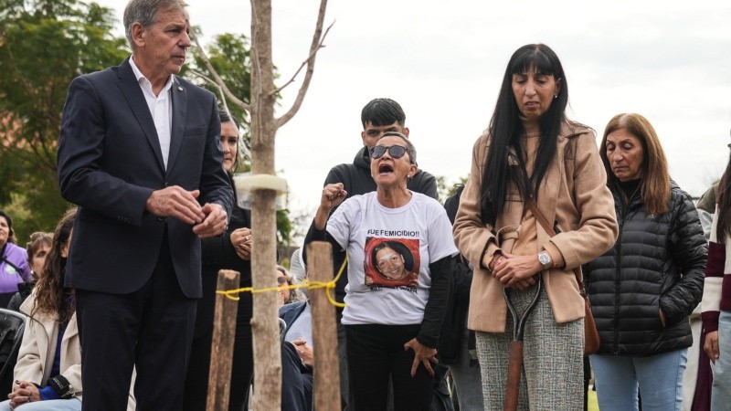 Familiares de Vanesa Celma en el memorial.