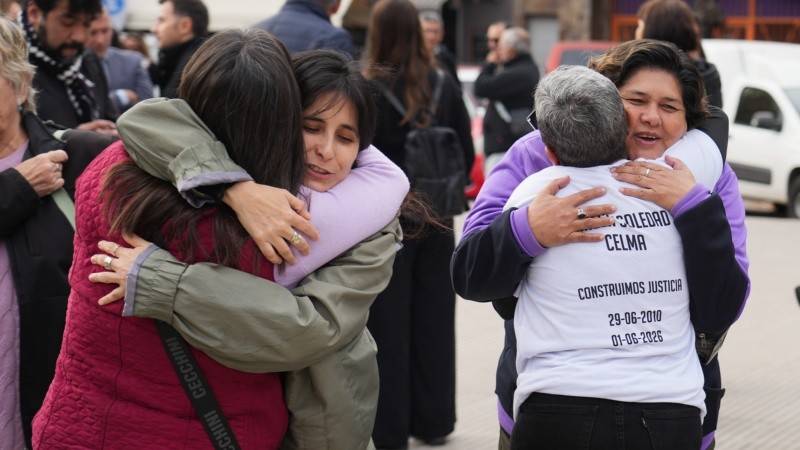 Organizaciones sociales, referentes Barriales y familiares atravesados por el Femicidio estuvieron acompañando a los Celma. (Alan Monzón/Rosario3)