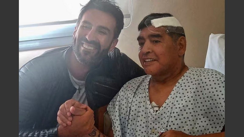 Diego junto al doctor Luque, luego de su última cirugía.