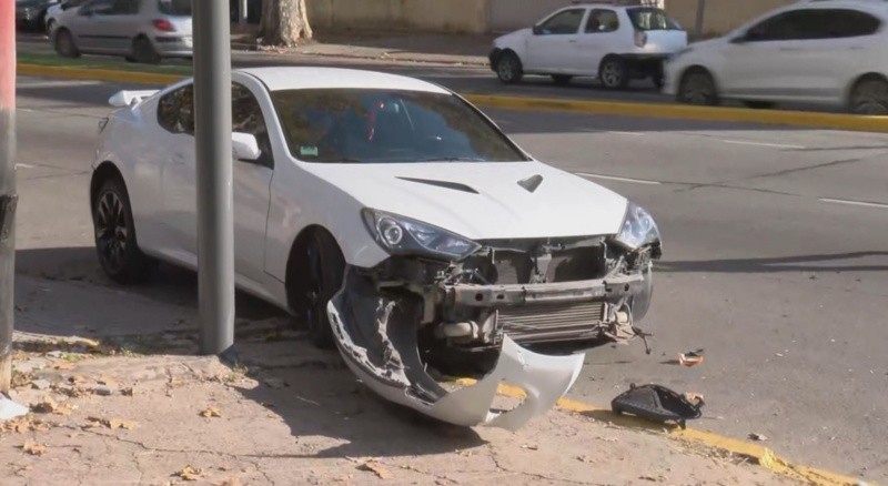 El Hyundai Genesis contra el que impactó primero el camión. (Captura El Tres)