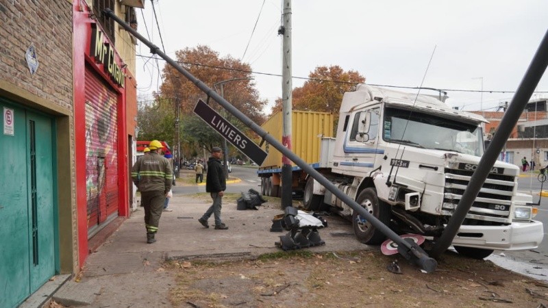 El camión subió a la vereda y derribó todo a su paso (Foto: Alan Monzón/Rosario3)
