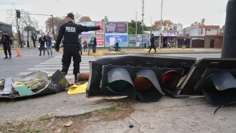 El semáforo derribado por el camión (Foto: Alan Monzón/Rosario3)&nbsp;