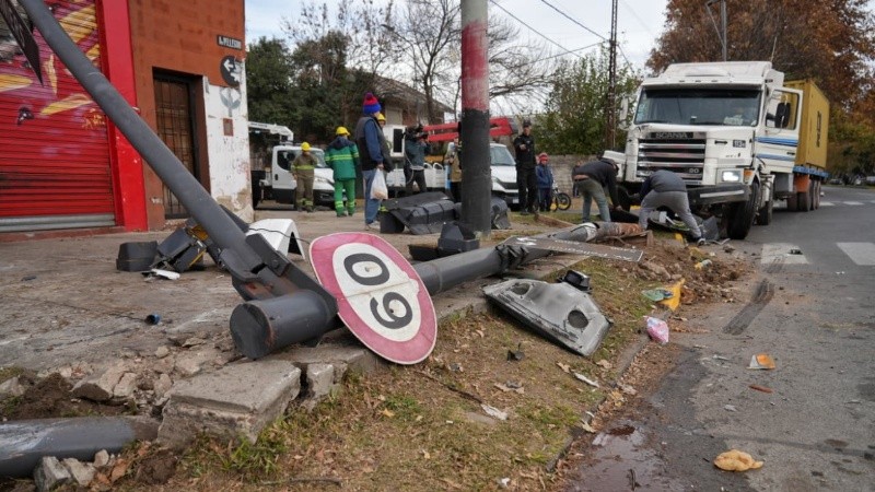 El camión provocó un verdadero desastre en la esquina (Foto: Alan Monzón/Rosario3)&nbsp;