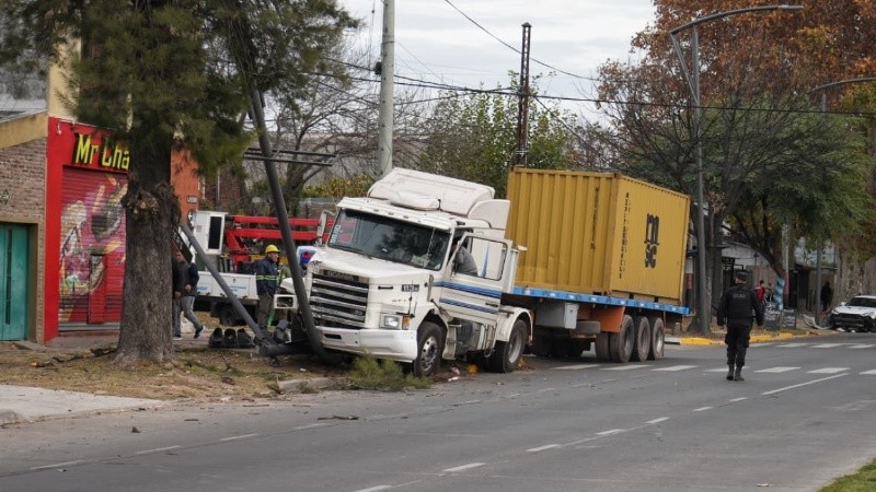 Así quedó el camión tras subir a la verda y derriba todo a su paso (Foto: Alan Monzón/Rosario3)