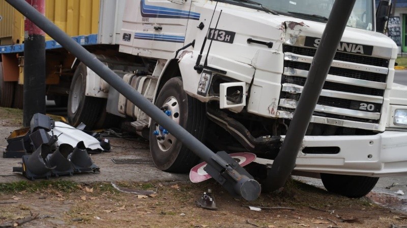 El impacto del camión contra el semáforo (Foto: Alan Monzón/Rosario3)