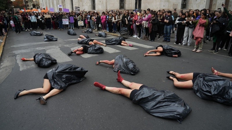 Las calles del centro de Rosario se colmaron este miércoles de mujeres que marcharon bajo el lema Ni Una Menos.